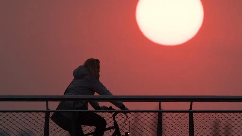 Sonnenuntergang-ueber-der-Molenbruecke-in-Dresden