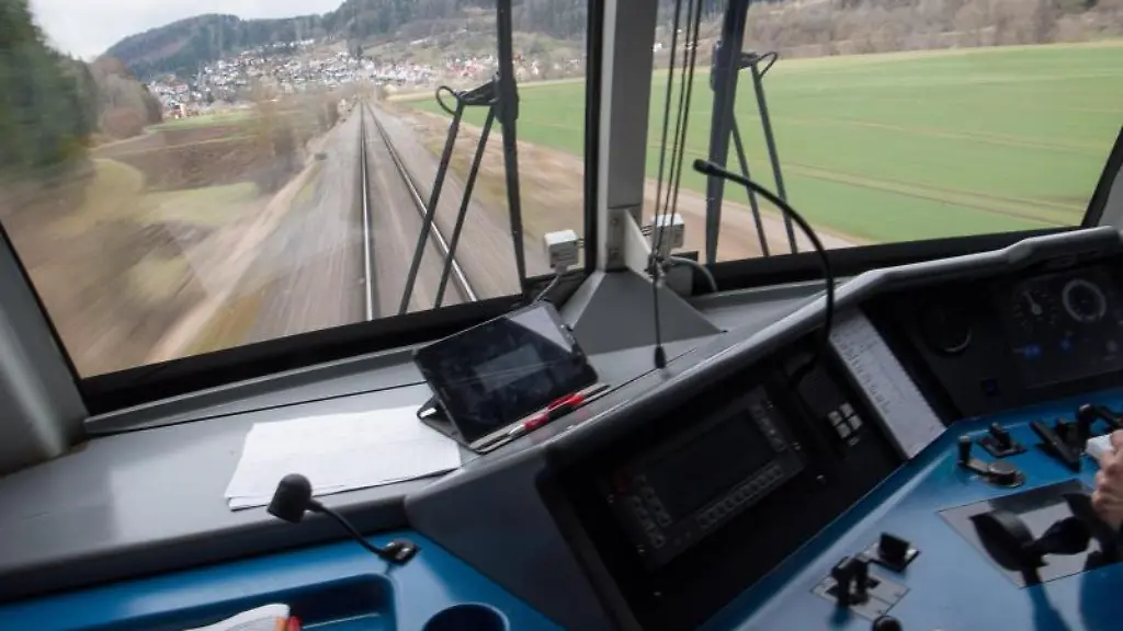 Ein-Zugfuehrer-sitzt-im-Fuehrerstand-eines-Zugs