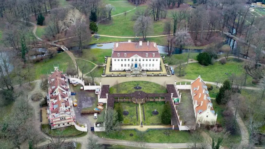 Das-Schloss-M-und-Nebengebaeude-im-Fuerst-Pueckler-Park-bei-Cottbus