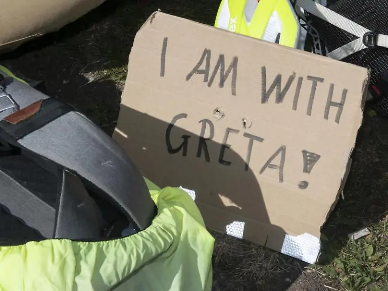 I-am-with-Greta-steht-auf-einem-Plakat-einer-Aktion-unter-dem-Motto-Fridays-for-Future