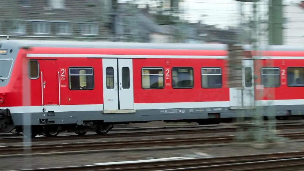 Eine-S-Bahn-faehrt-auf-Gleisen-entlang