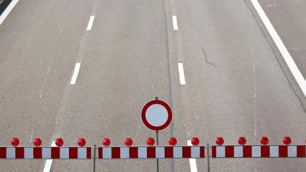 Fahrverbotsschild-auf-einer-Strasse