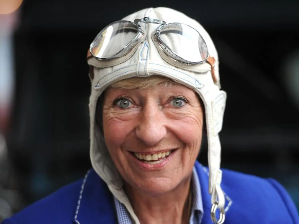 Die-ehemalige-Rennfahrerin-Heidi-Hetzer-posiert-mit-Rennfahrerkappe-und-Brille