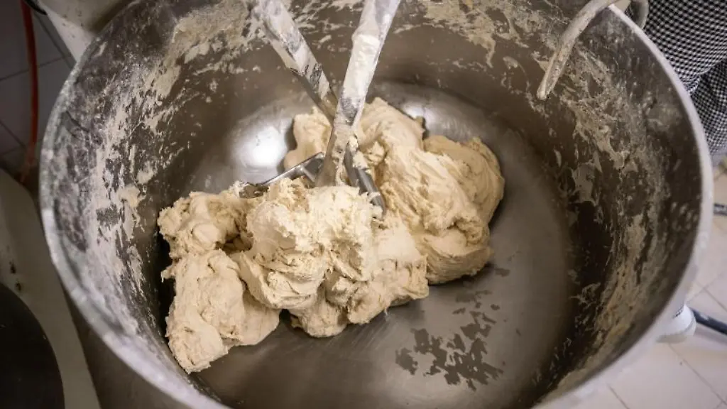 Ein-Teig-aus-Weizenmehl-Wasser-und-Salz-wird-in-einer-Backstube-von-einem-Zweiarmkneter-bearbeitet