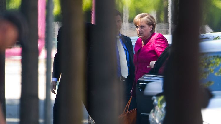 Merkel vor dem Kanzleramt: Ohne die Opposition kann sie den Ausstieg nicht forcieren.