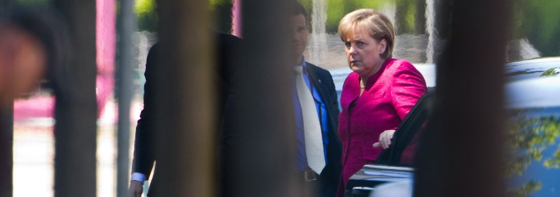 Merkel vor dem Kanzleramt: Ohne die Opposition kann sie den Ausstieg nicht forcieren.
