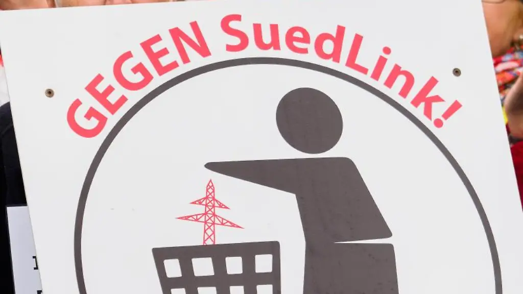 Schild-mit-der-Aufschrift-GEGEN-SuedLink