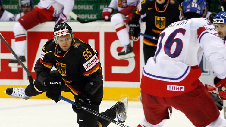 Da nützt auch keine Flugeinlage: Felix Schutz versucht hier an den Puck zu kommen.