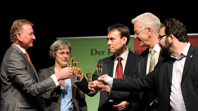 Anstoßen auf den Wechsel.