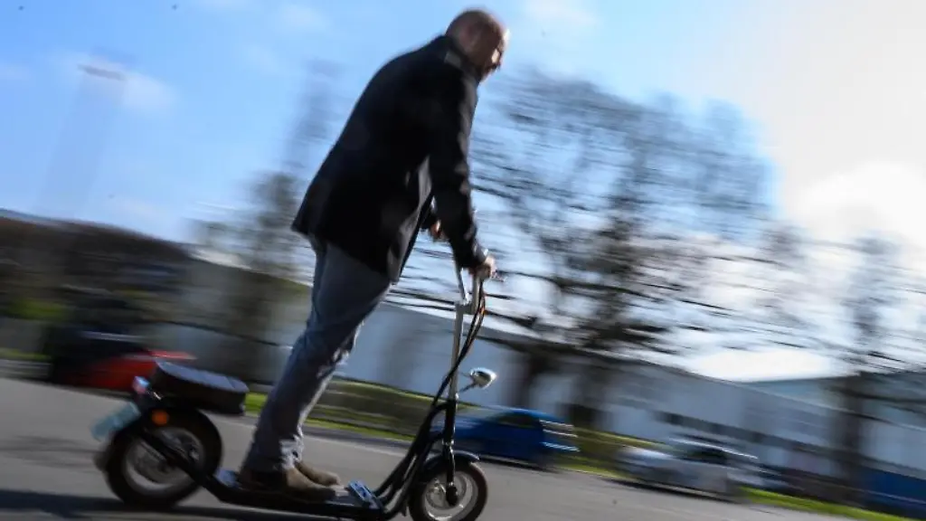 Ein-Mann-faehrt-auf-einem-Elektrotretroller-des-Herstellers-Kumpan-electric