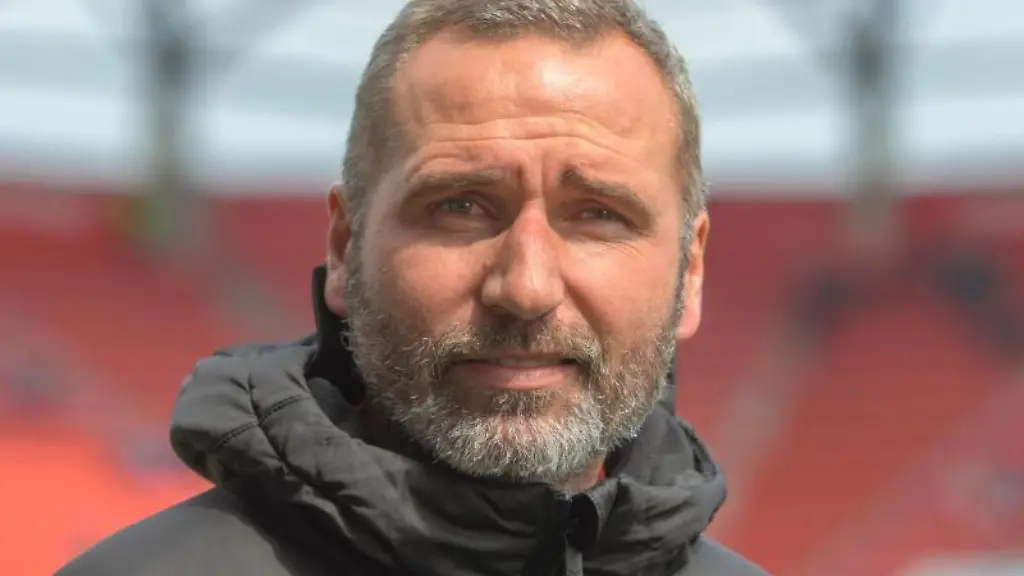 Trainer-Tim-Walter-von-Kiel-steht-vor-einem-Spiel-im-Stadion
