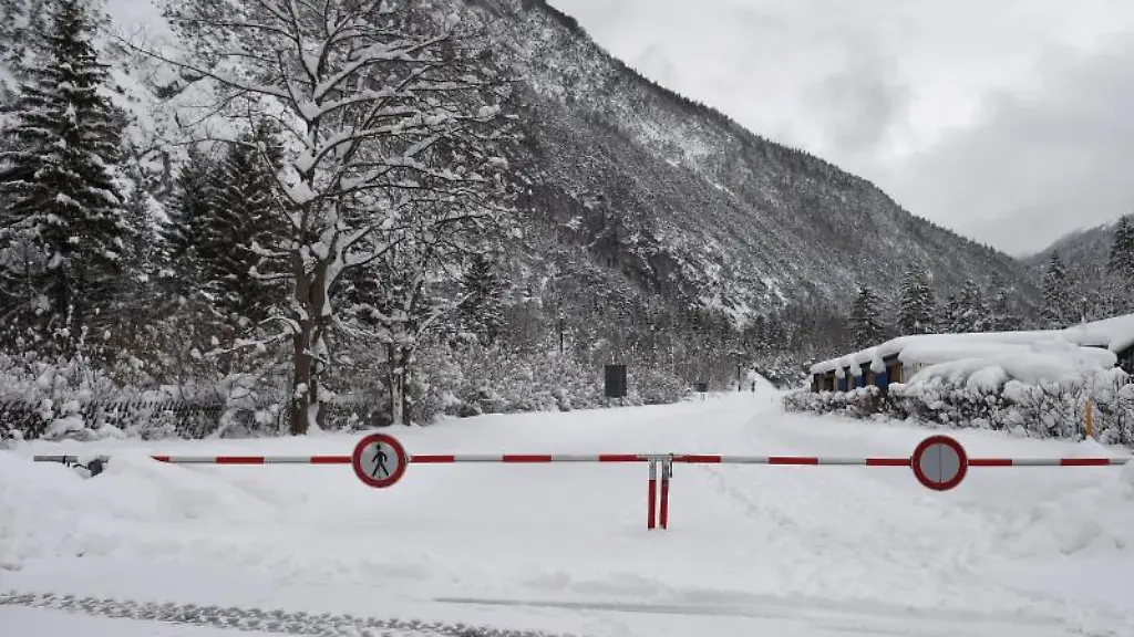 Die-Strasse-nach-Oesterreich-ist-am-Grenzuebergang-auf-Grund-von-Lawinengefahr-gesperrt
