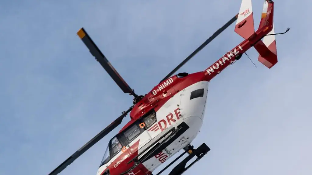 Ein-Rettungshubschrauber-der-Deutschen-Rettungsflugwacht