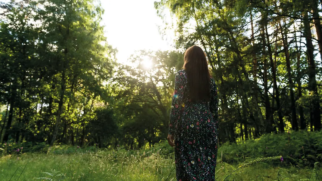 2018-Eden-Books-Franziska-Jebens-Franziska-im-Wald-mit-dem-Ruecken-zur-Kamera-Nico-Klein-Allermann-LOWRES