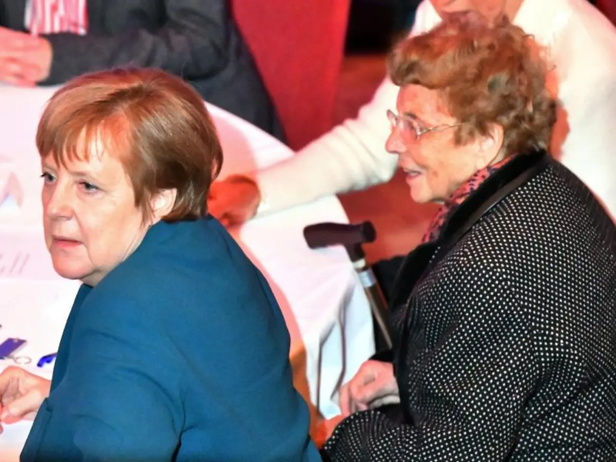 Bundeskanzlerin-Angela-Merkel-CDU-l-sitzt-beim-Neujahrsempfang-der-Stadt-Templin-neben-Herlind-Kasner-ihrer-Mutter