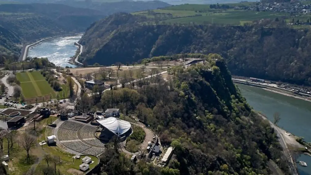 Das-neu-gestaltete-Plateau-hinter-dem-Loreleyfelsen