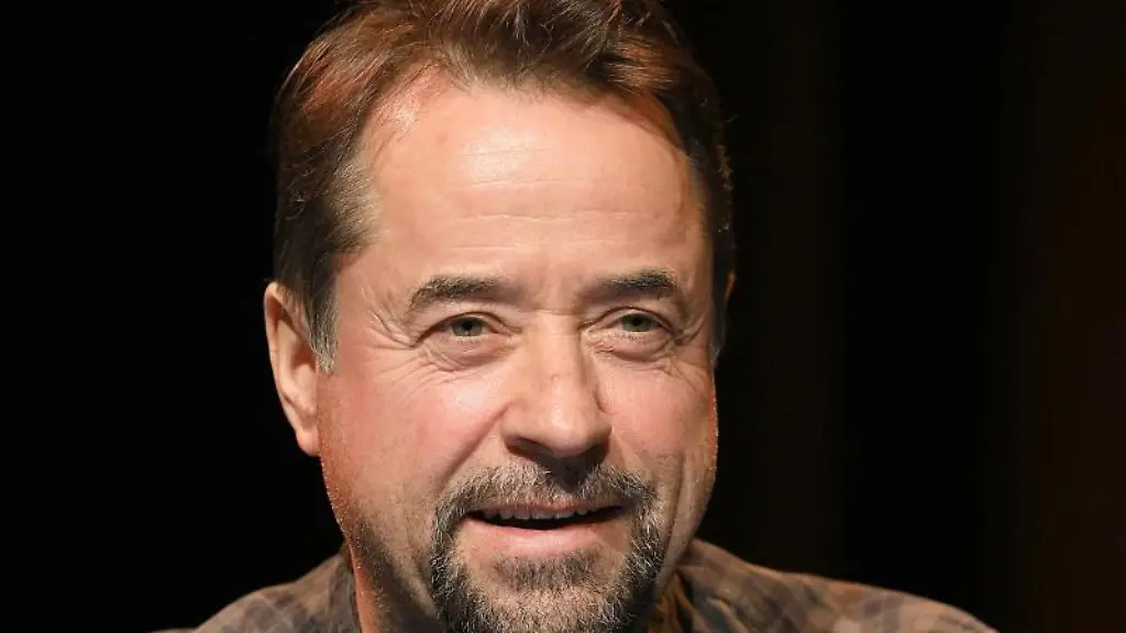 Der-Schauspieler-und-Musiker-Jan-Josef-Liefers-laechelt