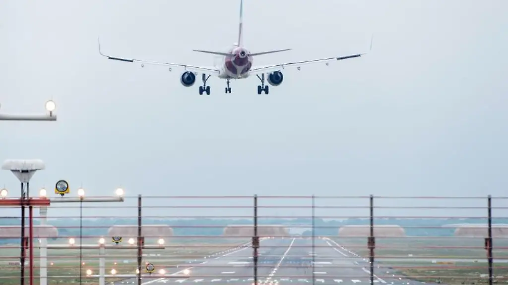 Ein-Flugzeug-landet-am-Helmut-Schmidt-Airport