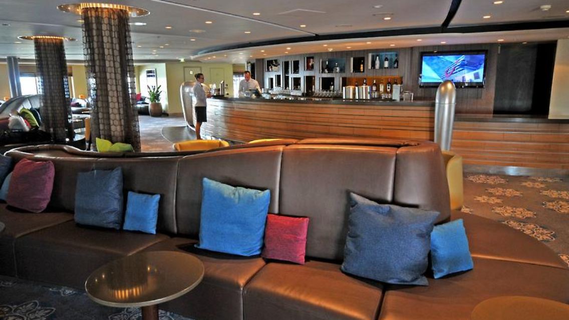 Die SichtBar ist eine von zehn Bars und Lounges auf der "Mein Schiff 2". Für Gäste des älteren Schwesterschiffes werden die Bars nicht auf den ersten Blick zu finden sein. Das Raumkonzept hat ihnen neue Plätze zugewiesen.