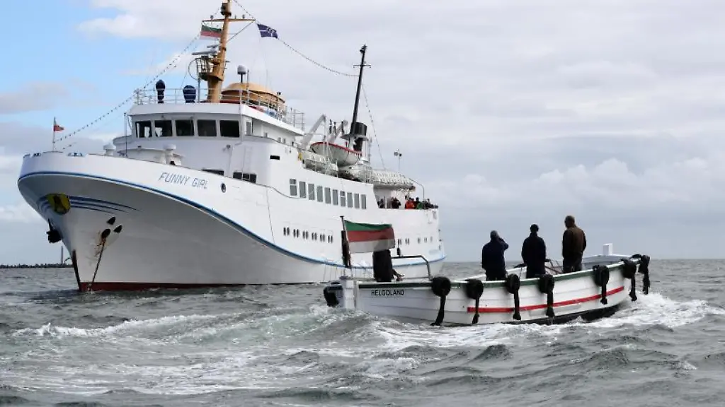 Ein-Boerteboot-ist-auf-dem-Weg-zu-einem-Ausflugsschiff