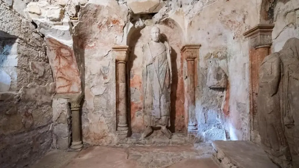 Die-Plastik-eines-unbekannten-Bischofs-ist-im-Inneren-des-Heiligen-Grabes-in-der-Stiftskirche-Gernrode-zu-sehen