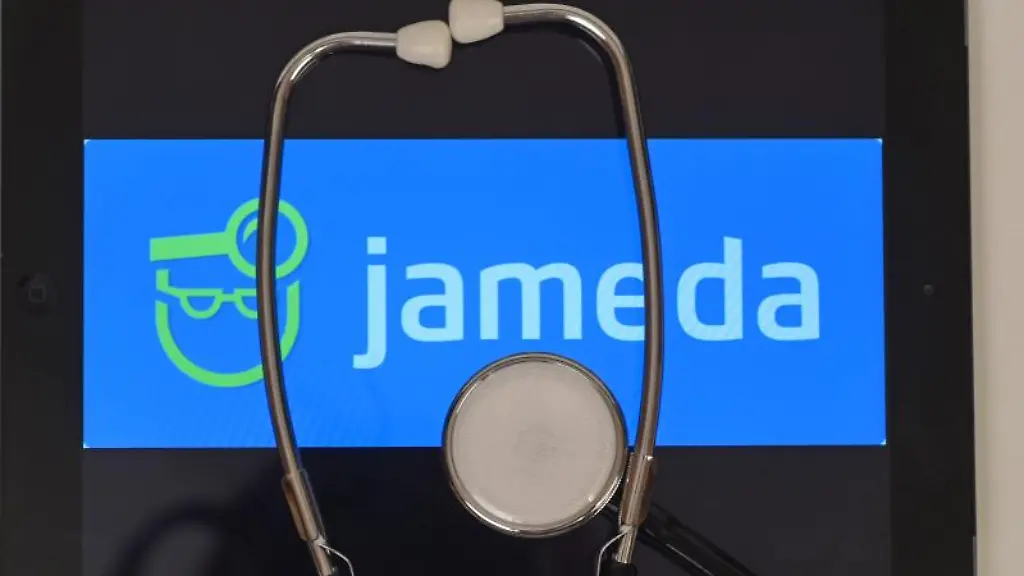 Auf-einem-iPad-auf-dem-das-Logo-des-Aerztebewertungsportal-Jameda-zu-sehen-ist-liegt-ein-Stethoskop