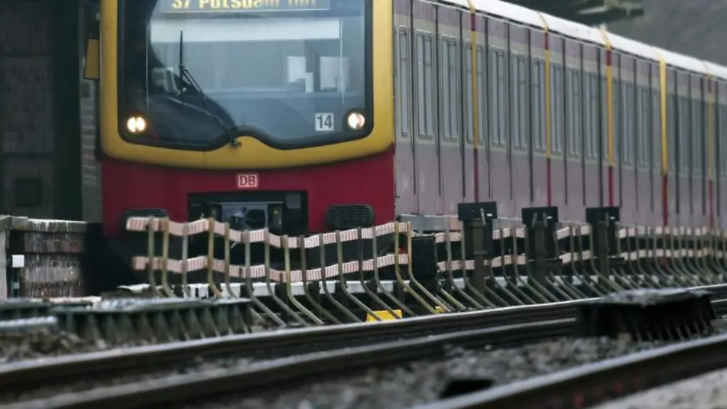 Eine-S-Bahn-faehrt-in-den-Bahnhof-Babelsberg-bei-Potsdam-ein