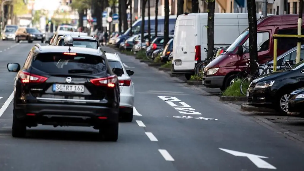 Autos-fahren-auf-der-Merowinger-Strasse