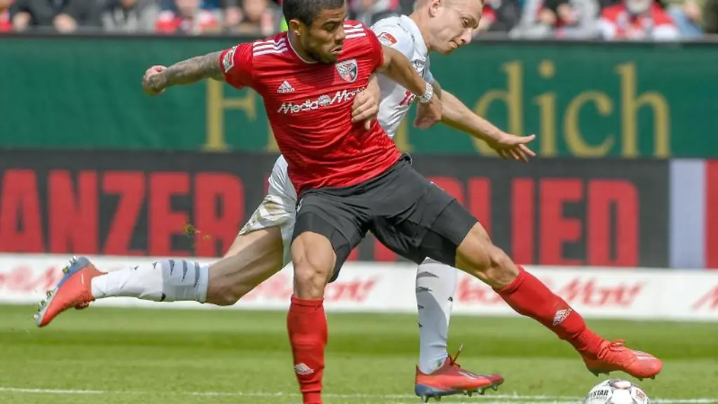 Paulo-Otavio-l-von-Ingolstadt-und-Jannik-Dehm-von-Kiel-kaempfen-um-den-Ball