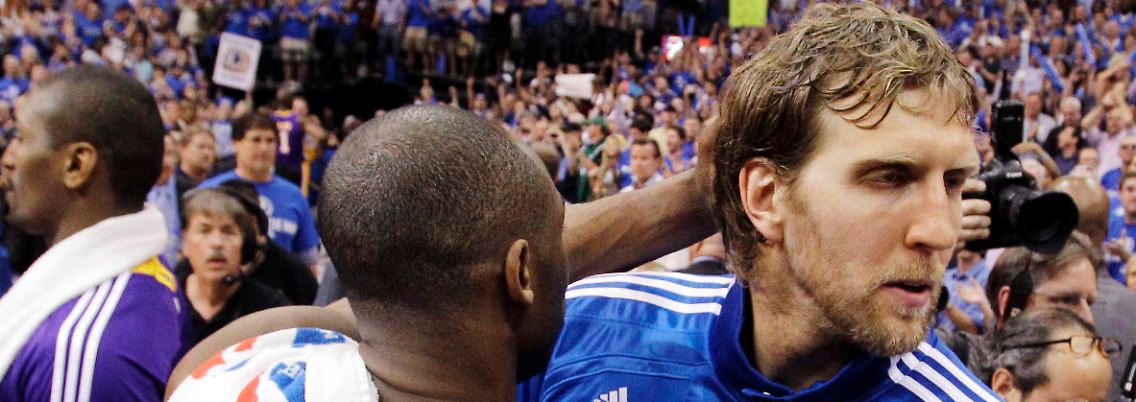 Glückwunsch: Kobe Bryant, Los Angeles Lakers, gratuliert Dirk Nowitzki.
