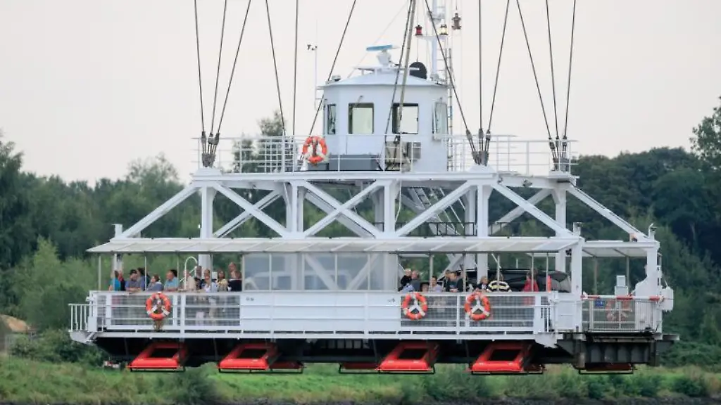 Die-Schwebefaehre-unter-der-Rendsburger-Eisenbahnhochbruecke-ueberquert-den-Nord-Ostsee-Kanal