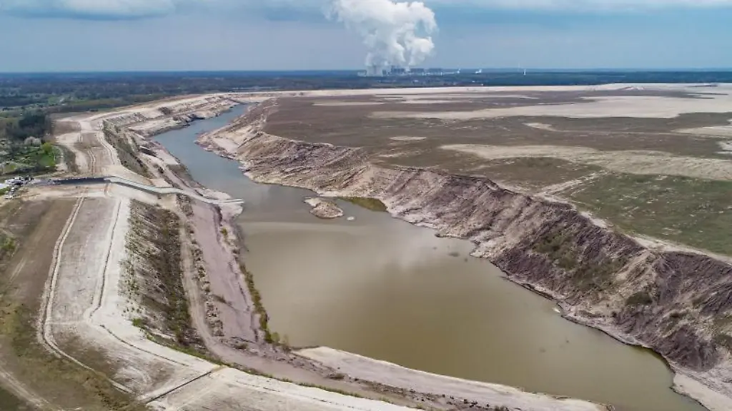 Blick-ueber-den-ehemaligen-Braunkohletagebau-Cottbus-Nord
