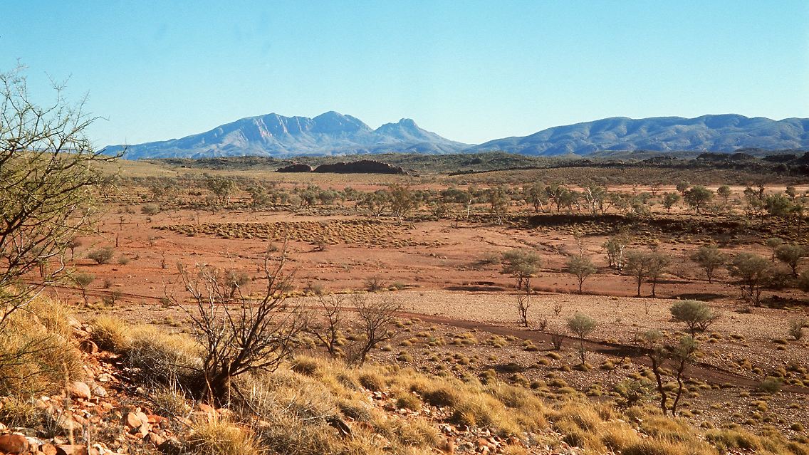 Mount Sonder im australischen Outback, gesehen vom Glen-Helen-Gebiet.