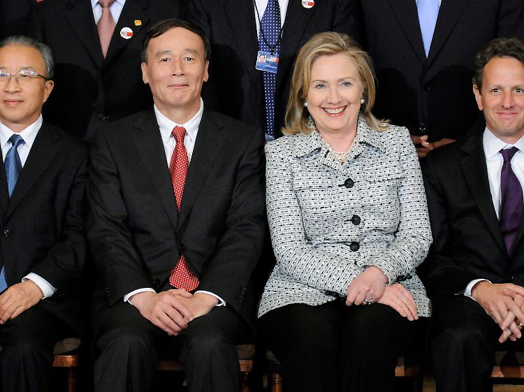Beengtes Gruppenfoto mit Pekings Staatsrat Dai Bingguo, Vizepremier Wang Qishan, US-Außenministerin Hillary Clinton und Finanzminister Timothy Geithner (v.l.n.r.): Die eine Seite hat Geld, die andere Schulden.