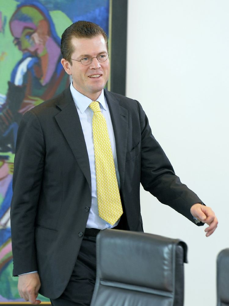Wirtschaftsminister Karl-Theodor zu Guttenberg erscheint zur Kabinettssitzung.