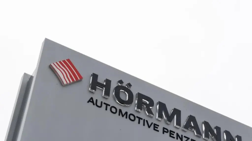 Ein-Schild-mit-der-Aufschrift-Hoermann-Automotive-Penzberg-steht-am-Werkseingang