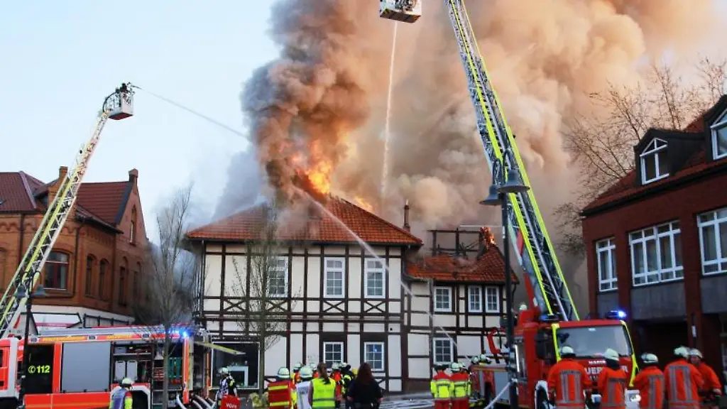 Feuerwehrleute-loeschen-den-Brand-in-einem-Fachwerkhaus-in-der-Innenstadt-von-Salzgitter
