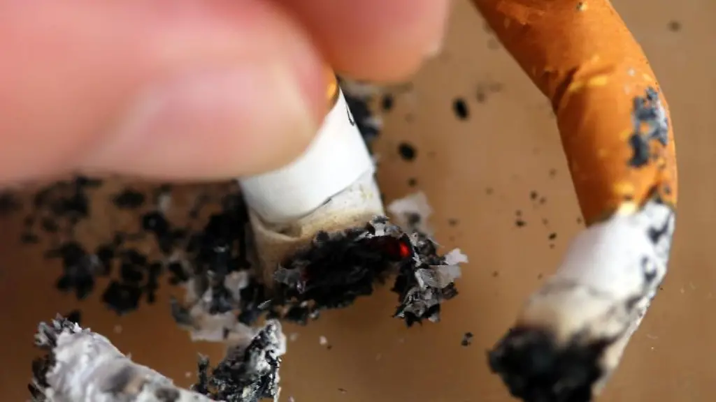 Eine-Zigarette-wird-in-einem-Aschenbecher-ausgedrueckt