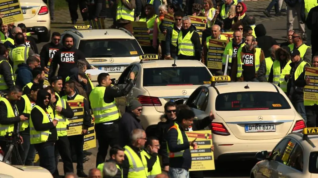 Taxifahrer-protestieren-auf-den-Oberkasseler-Rheinwiesen-in-Duesseldorf