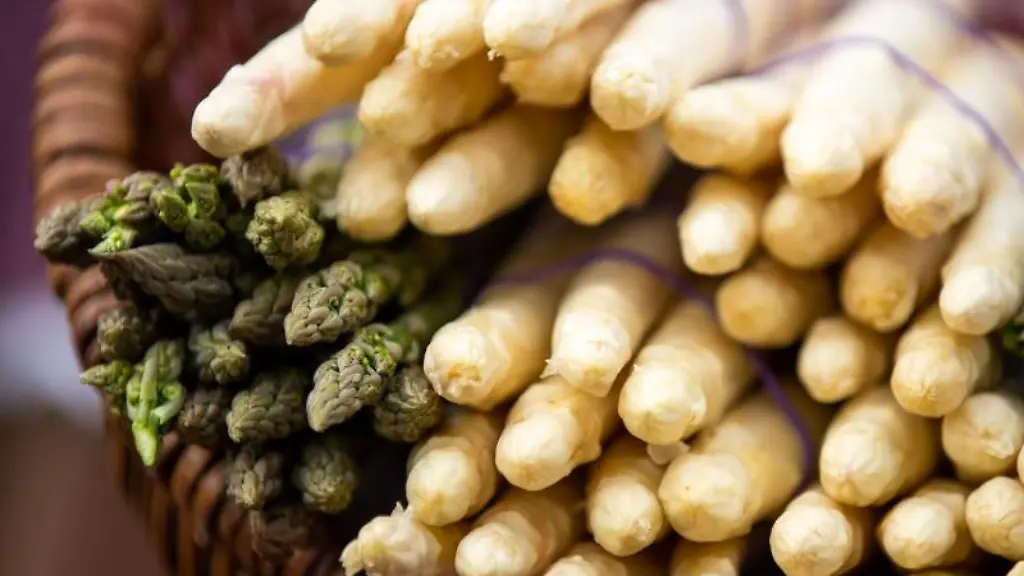 Gruener-und-weisser-Spargel-liegt-in-einem-Korb