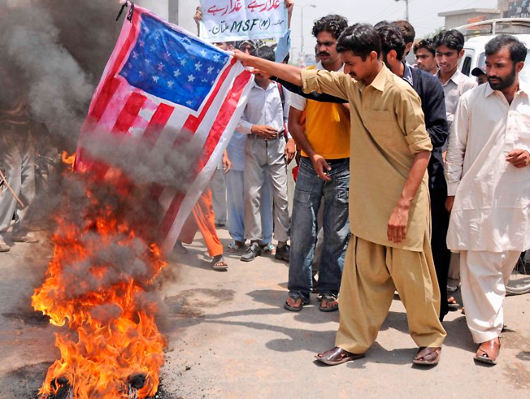 Anhänger der pakistanischen Muslim League verbrennen in Multan eine nachgemachte amerikanische Flagge.