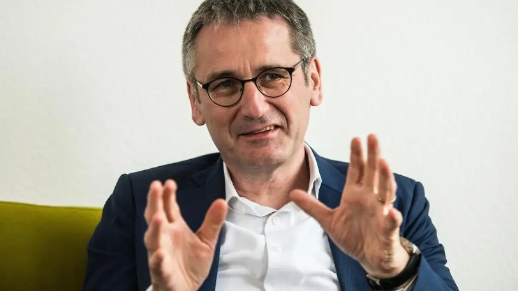Hendrik-Hering-SPD-Praesident-des-rheinland-pfaelzischen-Landtags-waehrend-eines-Interviews