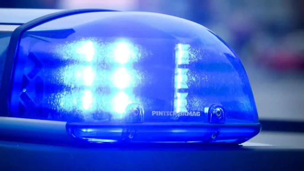 Das-Blaulicht-an-einem-Polizeiauto