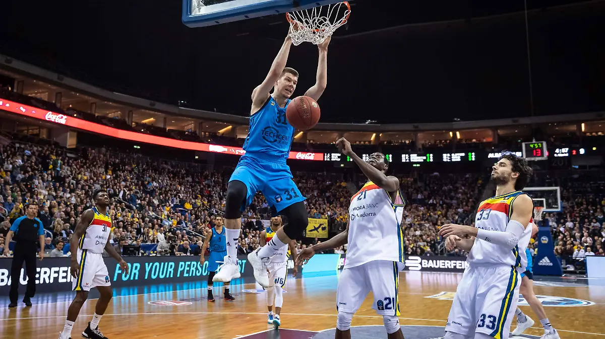 Rokas-Giedraitis-und-Alba-Berlin-gewannen-in-der-Halbfinalserie-gegen-BC-Andorra-beide-Partien-Der-Sieg-in-Spiel-2-bedeutete-die-erste-Heimniederlage-fuer-das-Team-aus-dem-Zwergstaat-im-Wettbewerb-Die-Berliner-hatten-am-Ende-in-der-duennen-Luft-in-der-auf-ueber-1000-Metern-gelegenen-Halle-den-laengeren-Atem