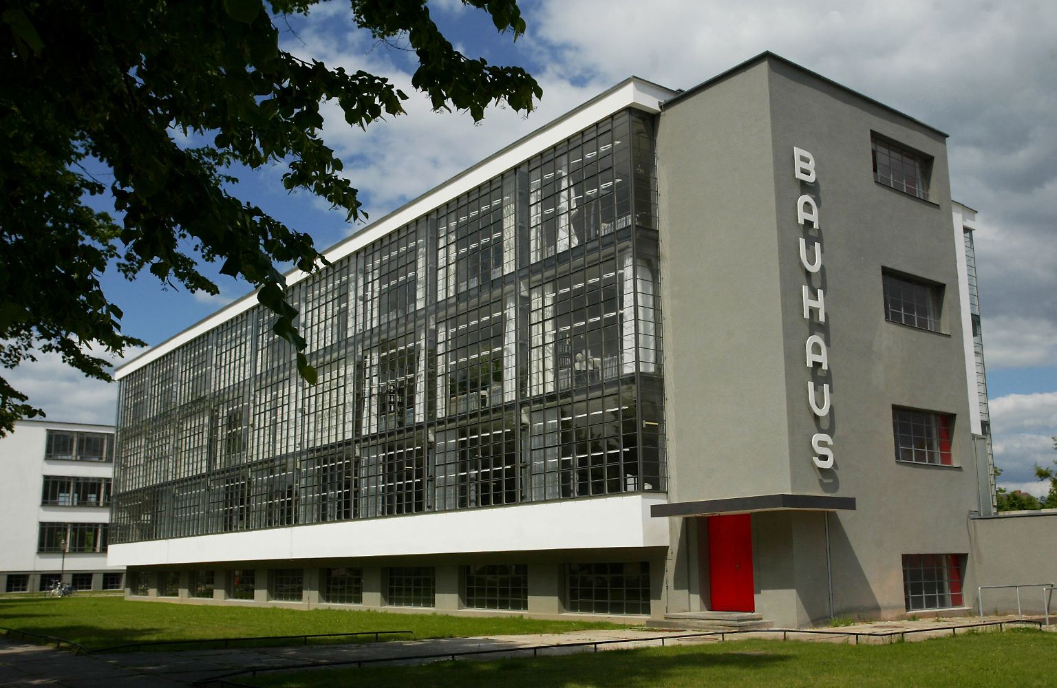 Das Bauhaus in Dessau-Roßlau gehört zum UNESCO-Weltkulturerbe. Rund 100.000 Besucher begeben sich hier pro Jahr auf die Spuren von Gropius, Klee, Kandinsky, Feininger und Co.