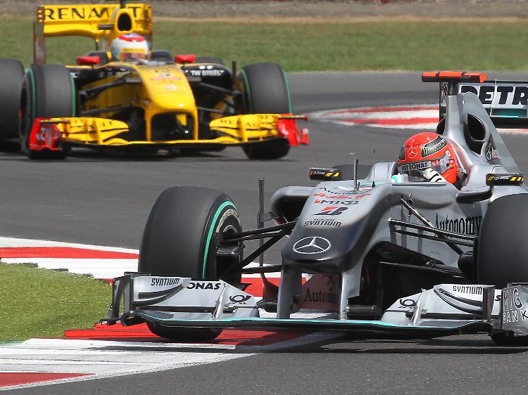 Im Duell mit Witali Petrow demoliert Schumacher den Frontflügel seines Silberpfeils.