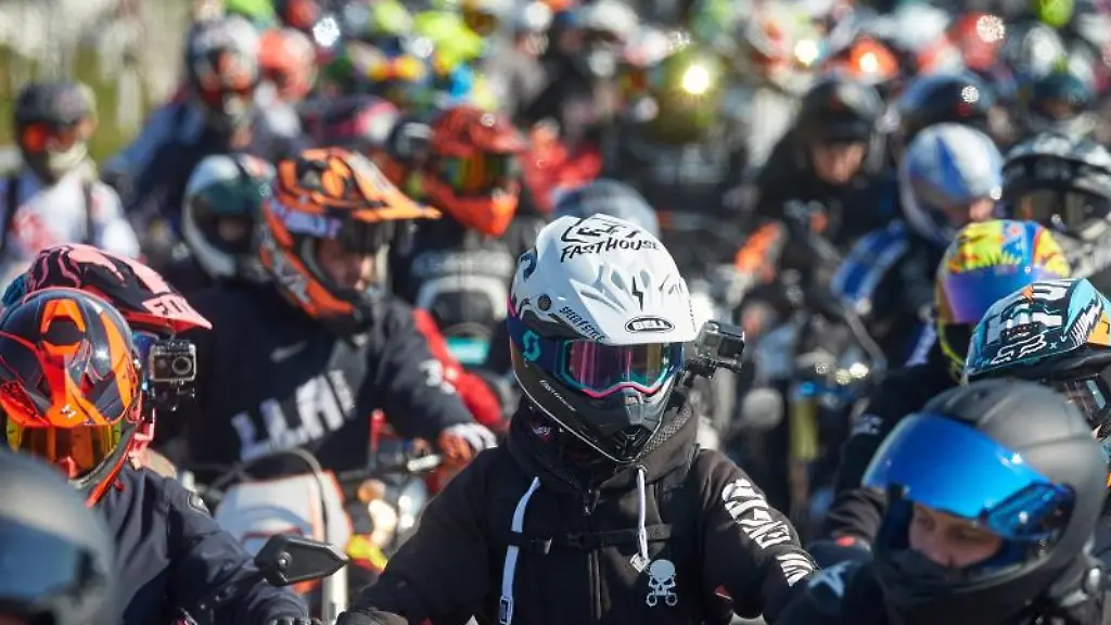Mehrere-tausend-Biker-bilden-eine-lange-Schlange-vor-dem-Nuerburgring