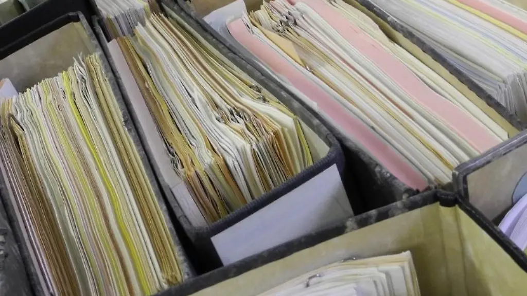 Aktenordner-stehen-zur-Sortierung-im-Landesarchiv-Nordrhein-Westfalen-in-Duesseldorf-im-Magazinraum