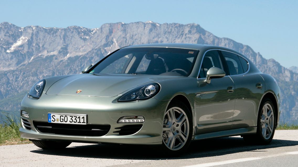 Gipfelstürmer: Bei fast zwei Tonnen Gewicht soll der Panamera S Hybrid mit nur 6,8 Litern Sprit auskommen.