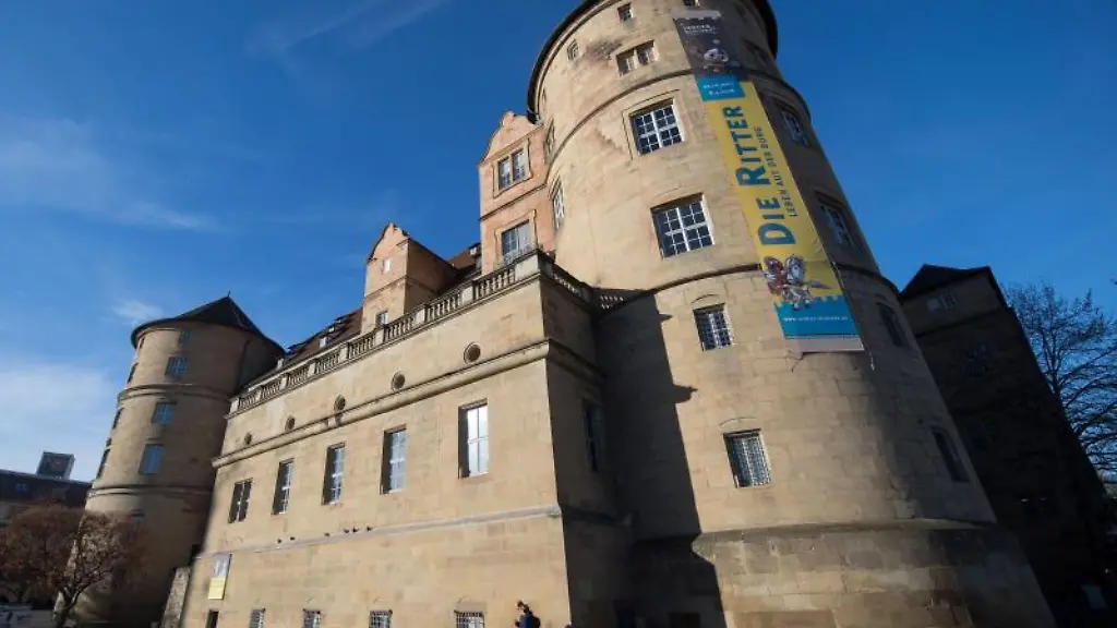 Ein-Fussgaenger-geht-in-Stuttgart-Baden-Wuerttemberg-am-Alten-Schloss-vorbei